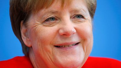 Gutgelaunt und topfit: Angela Merkel spricht erst mit der Presse und fährt dann in den Urlaub