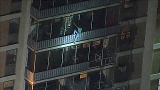 رجل يتحدر من أعلى مبنى شاهق أثناء حريق نشب فيه يوم الخميس- فيلادلفيا. 2019/07/18. أسوشيتد برس