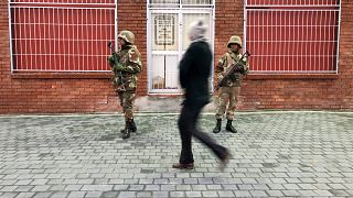 سربازان آفریقای جنوبی پس از مانور قدرت از حومه پایتخت خارج شدند