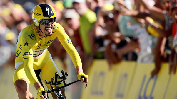 Julian Alaphilippe surpreende no 'crono' e reforça liderança no Tour Julian Alaphilippe surpreende no 'crono' e reforça liderança no Tour
