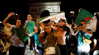 مشجعون للمنتخب الجزائري بالقرب من قوس النصر في باريس
