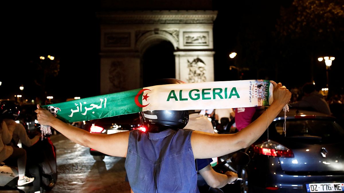 شابة جزائرية تحتفل بجادة شانزيلزيه بباريس بفوز منتخب بلادها على السنغال بكأس أمم إفريقيا. تموز 2019