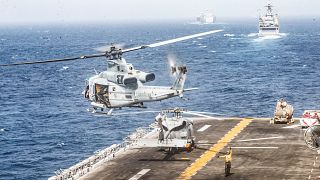 مروحية عسكرية تابعة للبحرية الأميركية تقلع من سفينة الهجوم "برمائي" يو إس إس بوكسر في خليج عمان. تموز 2019