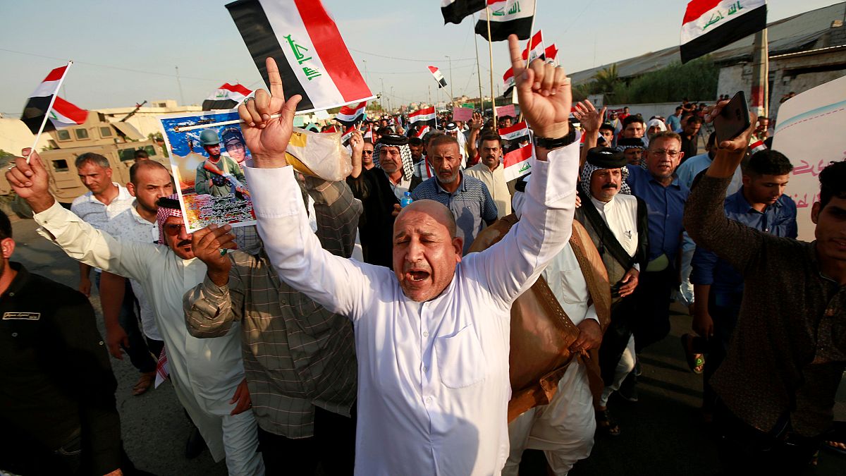 متظاهرون في البصرة يحتجون على البطالة ونقص الخدمات