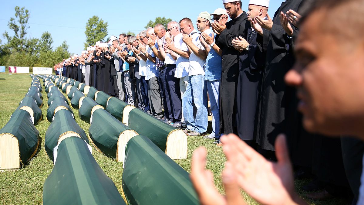 Bosna Savaşı’nda Sırp polislerin katlettiği 86 Boşnak Müslüman 27 yıl sonra toprağa verildi 