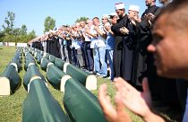 Bosna Savaşı’nda Sırp polislerin katlettiği 86 Boşnak Müslüman 27 yıl sonra toprağa verildi