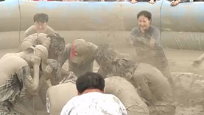 Güney Kore'nin geleneksel festivalinde ziyaretçiler baştan aşağı çamura bulandı