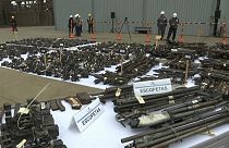 La polizia peruviana distrugge migliaia di armi