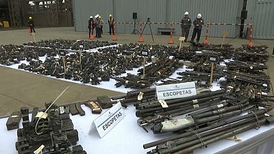 La polizia peruviana distrugge migliaia di armi