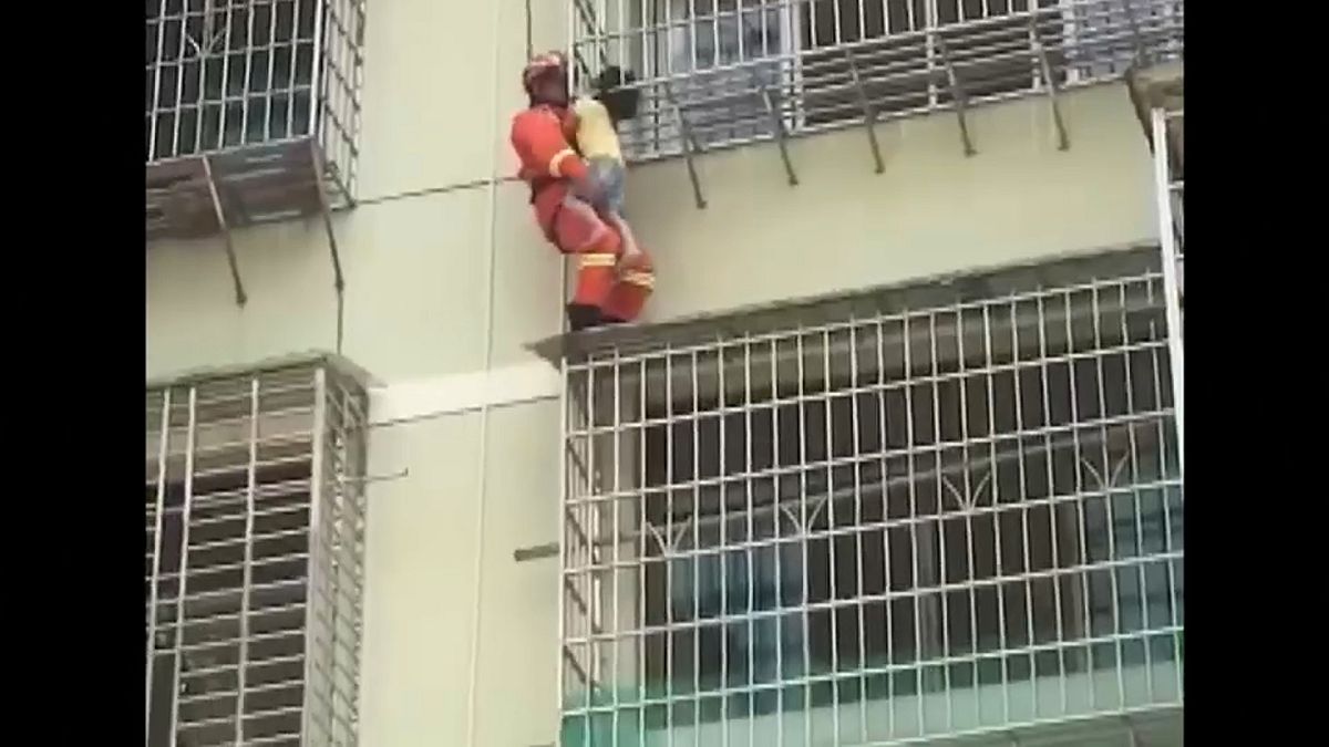 شاهد: إنقاذ طفلة في الصين بقيت معلقة في الهواء بين قضبان نافذة 10 دقائق