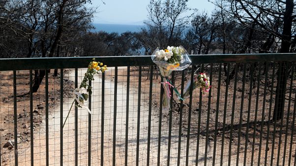 Λουλούδια στα κάγκελα του οικόπεδου, όπου έχασαν την ζωή τους 26 άνθρωποι Λουλούδια στα κάγκελα του οικόπεδου, όπου έχασαν την ζωή τους 26 άνθρωποι