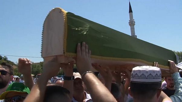 Bosnien: Kriegstote begraben Bosnien: Kriegstote begraben