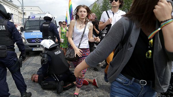 Grupos ultranacionalistas polacos atacan el primer desfile LGTBI de la historia de Bialystok Grupos ultranacionalistas polacos atacan el primer desfile LGTBI de la historia de Bialystok