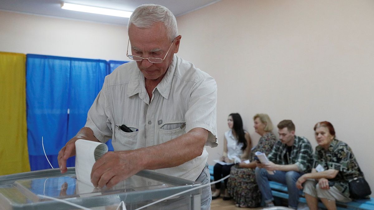 Ukrayna’da halk erken genel seçim için sandık başında