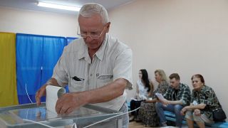 Ukrayna’da halk erken genel seçim için sandık başında