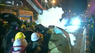 Batalla campal en Hong Kong entre policía y manifestantes