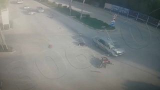 شاهد: سيارة مسرعة تصطدم بدراجة نارية عند إشارة مرور في تركيا