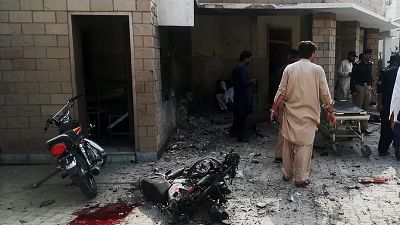 موقع التفجير الانتحاري عند مدخل مستشفى بإحدى ضواحي مدينة ديرة إسماعيل خان شمال غرب باكستان. تموز 2019