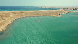 Suudi Arabitan’ın NEOM sahillerinde plaj futbolu ve su sporları keyfi