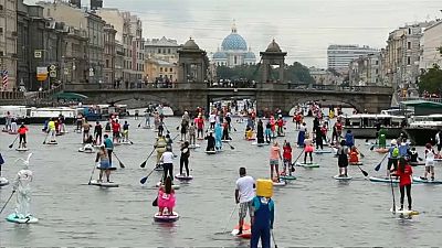 Un bal masqué sur l'eau redonne des couleurs à Saint-Pétersbourg