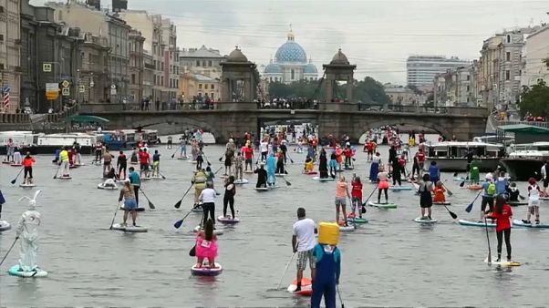 Un bal masqué sur l'eau redonne des couleurs à Saint-Pétersbourg Un bal masqué sur l'eau redonne des couleurs à Saint-Pétersbourg