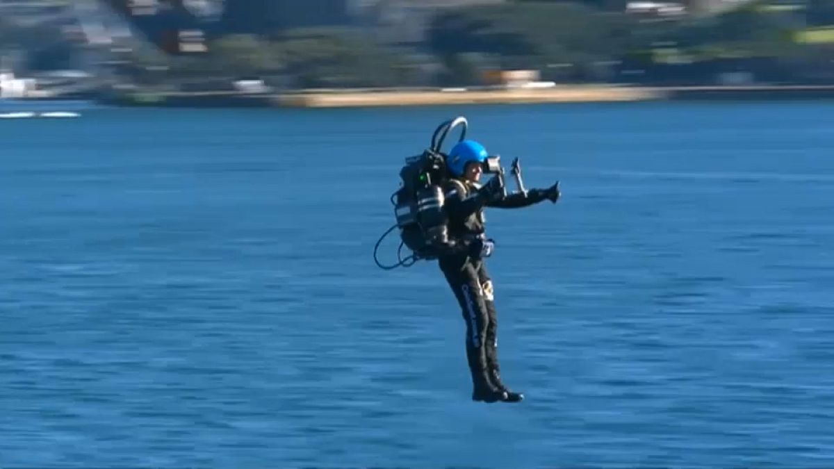 الرجل الطائر بالدفع النفاث يحلق فوق ميناء سيدني بالذكرى الخمسين لهبوط اول إنسان على سطح القمر
