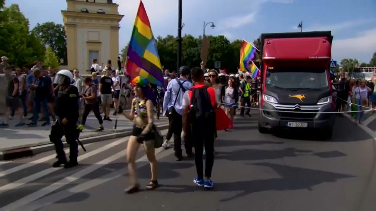 شاهد: مواجهات بين الشرطة وأفراد من اليمين المتطرف هاجموا مسيرة للمثليين في بولندا
