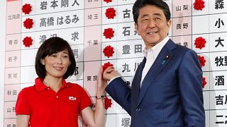  Japonya Başbakanı Şinzo Abe ve LDP adayı Tamayo Marukawa (solda)