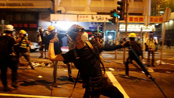 Hong Kong: Yüzleri maskeli grup, Pekin karşıtı göstericilere demir sopalarla saldırdı Hong Kong: Yüzleri maskeli grup, Pekin karşıtı göstericilere demir sopalarla saldırdı