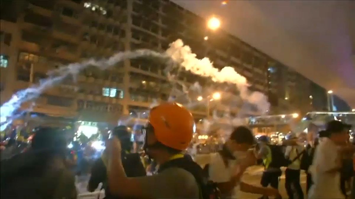 Könnygázzal oszlatták a tüntető tömeget Hongkongban