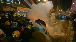 Gases lacrimógenos contra los manifestantes en Hong Kong