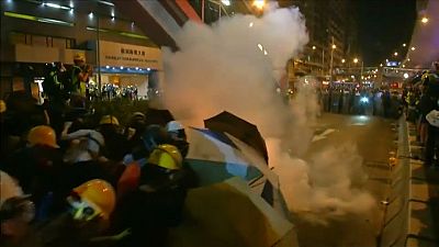 Gases lacrimógenos contra los manifestantes en Hong Kong