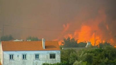 El fuerte viento impide la extinción del fuego en el centro de Portugal
