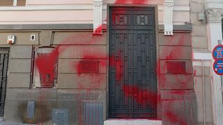 Μπογιές στο κτίριο του ΣΕΒ έριξαν μέλη του Ρουβίκωνα - Δύο συλλήψεις