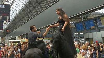 Parigi: lo spettacolo dei centauri alla gare de l'est