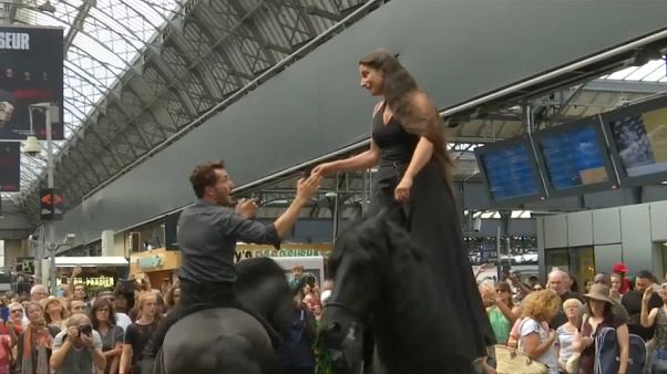 Parigi: lo spettacolo dei centauri alla gare de l'est Parigi: lo spettacolo dei centauri alla gare de l'est