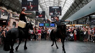 شاهد: عرض بالخيول داخل محطة قطار باريسية وسط ذهول الجمهور