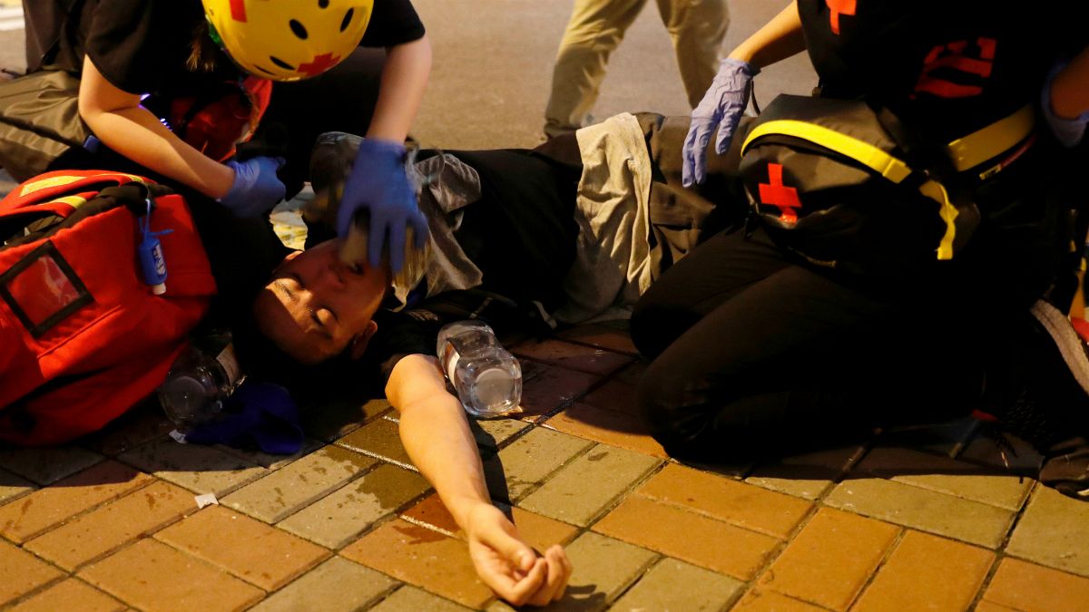 حمله مهاجمان لباس شخصی به تظاهرکنندگان ضددولتی در هنگ کنگ 