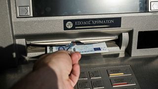 Έως και 3 ευρώ οι χρεώσεις για αναλήψεις από ΑΤΜ άλλων τραπεζών