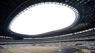 Imagem do novo estádio olímpico de Tóquio ainda em construção