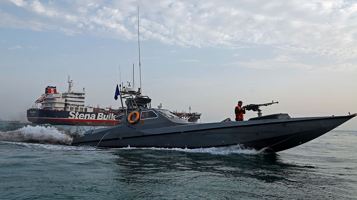 Ein Boot der iranischen Revolutionsgarden fährt vor dem festgesetzten Tanker "Stena Impero"