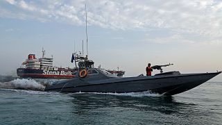 Ein Boot der iranischen Revolutionsgarden fährt vor dem festgesetzten Tanker "Stena Impero"