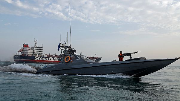 Ein Boot der iranischen Revolutionsgarden fährt vor dem festgesetzten Tanker "Stena Impero" Ein Boot der iranischen Revolutionsgarden fährt vor dem festgesetzten Tanker "Stena Impero"