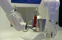 Robotkarok keverik a koktélt egy prágai bárban