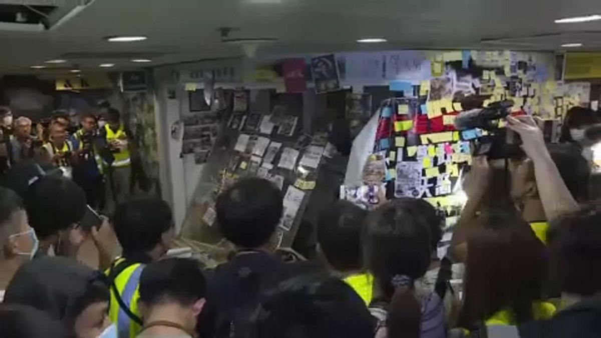 Гонконг: акция протеста у офиса депутата