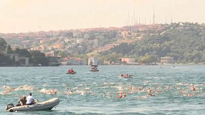 La travesía a nado por el Bósforo reúne a más de 2400 valientes