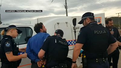 الشرطة الأسترالية تعتقل أحد أفراد طاقم العمل 