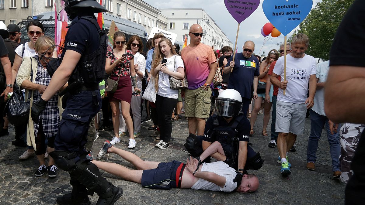 شرطي بولندي يعتقل متظاهرا من أقصى اليمين ممن حاولوا إعاقة تنظيم تجمع مؤيد للمثليين