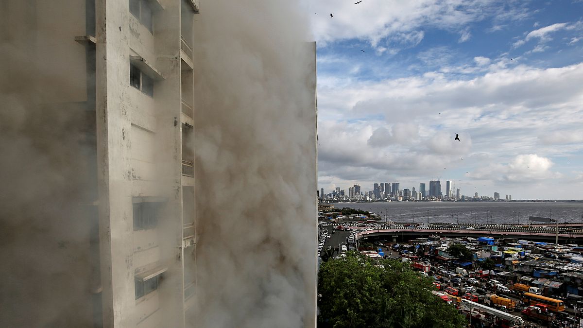 دخان يتصاعد إثر حريق في مبنى بمدينة مومباي الهندية
