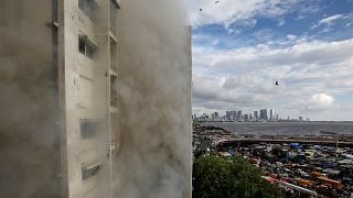 دخان يتصاعد إثر حريق في مبنى بمدينة مومباي الهندية